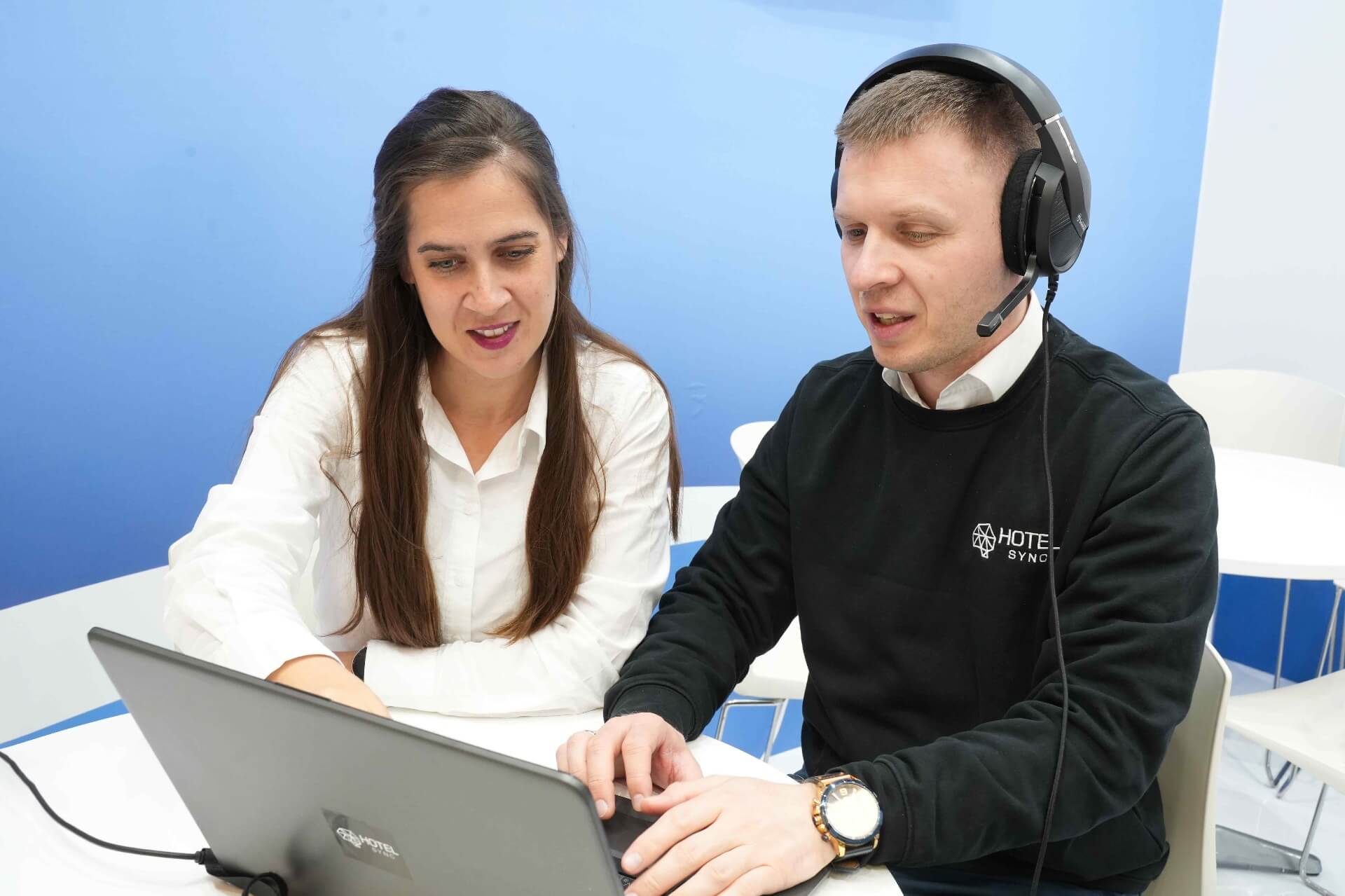 Echipa de suport HotelSync ajutând un client